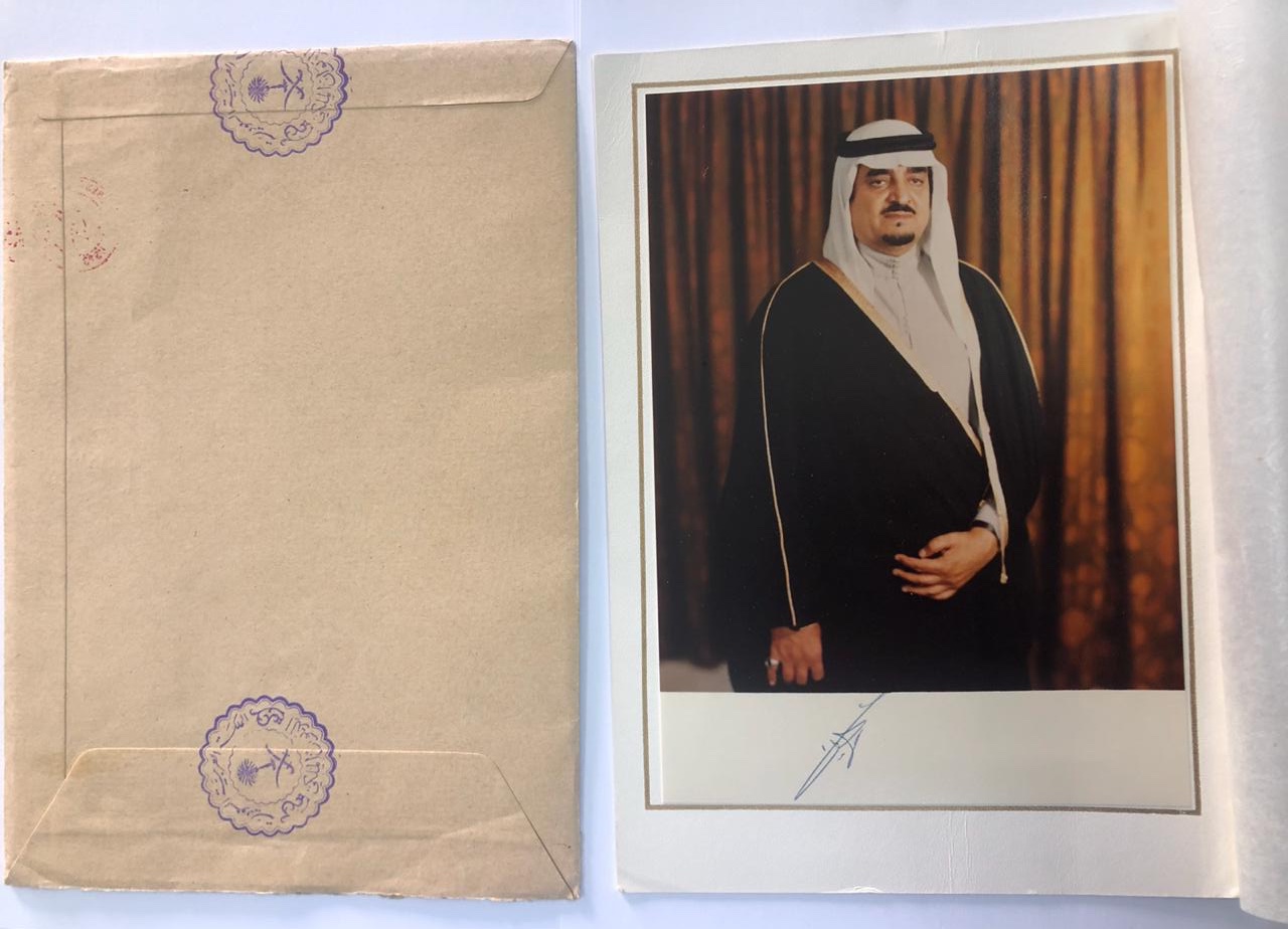 Saudi Arabia King Fahd Fahad Autogr Hand Signed Royal Photograph Official Sealed صورة الملك فهد موقعة مع مغلف الديوان الملكي السعودي