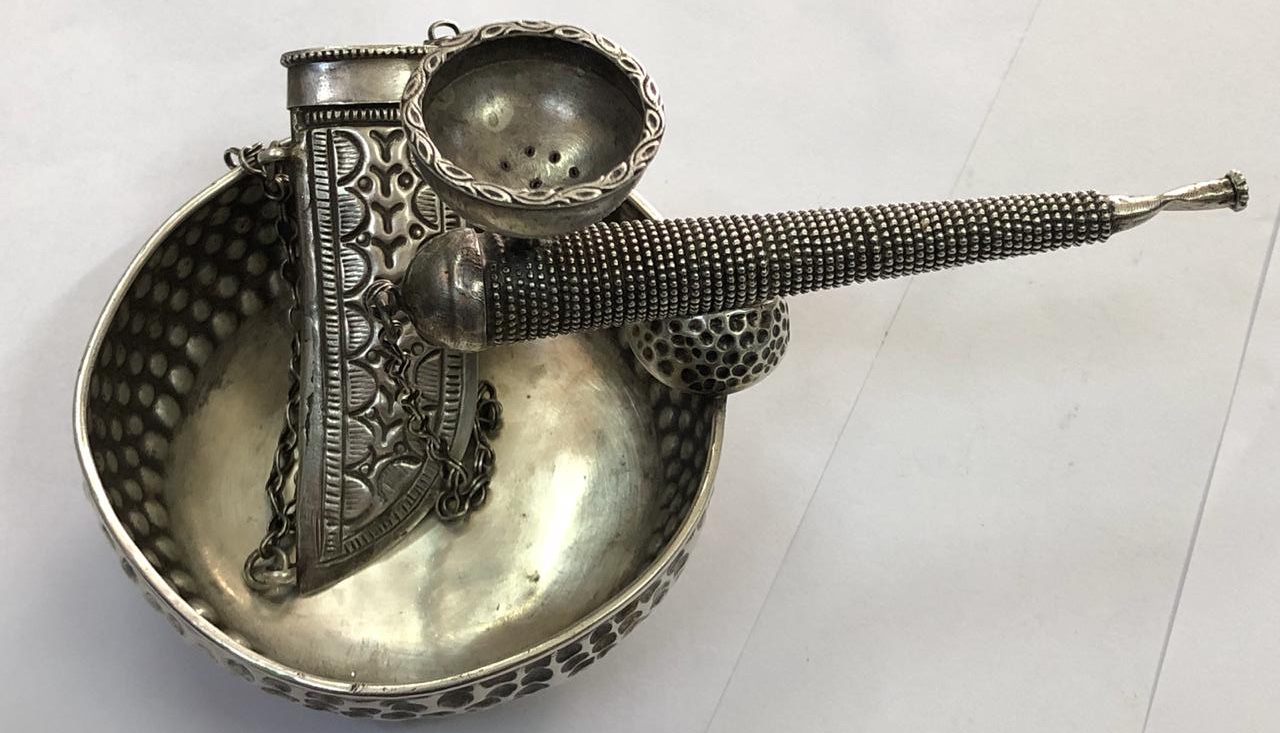 1950s Antique Omani Smoking Set Pipe Ashtray Cylinder Container Oman 925 Silver طقم تدخين عماني قديم بايب او مدواخ و علبة تخزين دخان و حاملة او مكتة